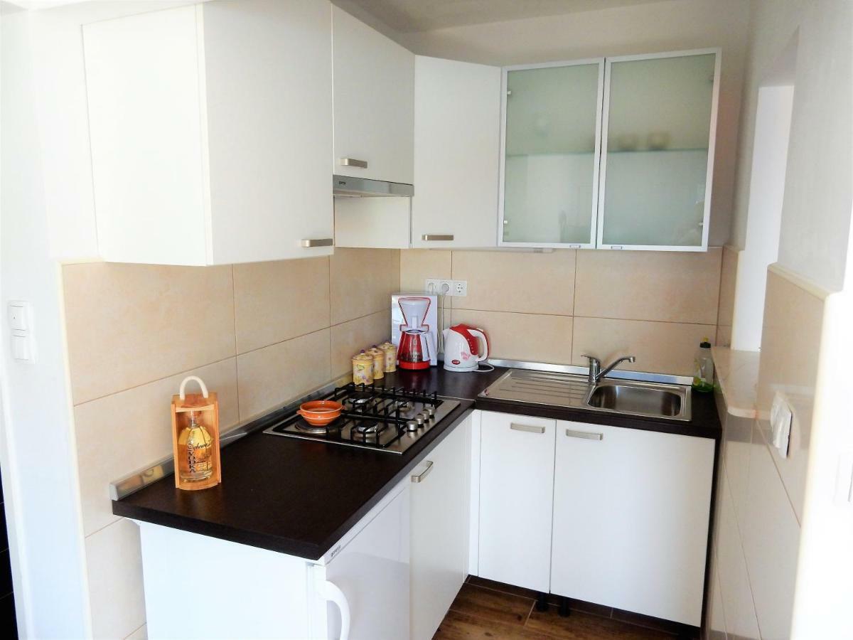 Apartments Indira Ловіште Екстер'єр фото