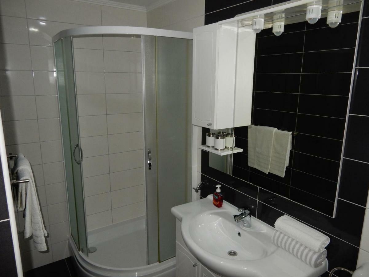 Apartments Indira Ловіште Екстер'єр фото